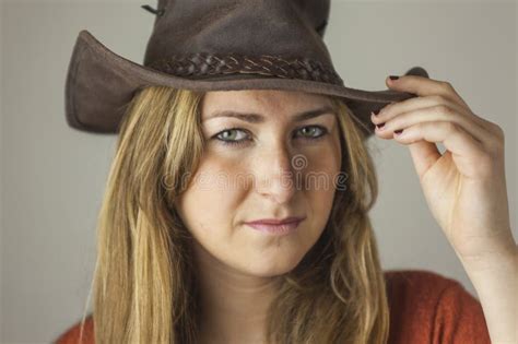 Portrait De Belle Femme Blonde Avec Une Pousse De Chapeau De Cowboy