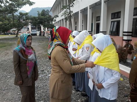 Dokumentasi Pemasangan Slayer Anggota Pmr Sma Negeri Labuhanhaji