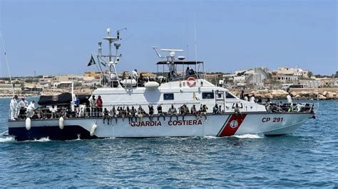 Cerca De 440 Migrantes Llegan A La Isla Italiana De Lampedusa En Las últimas 48 Horas