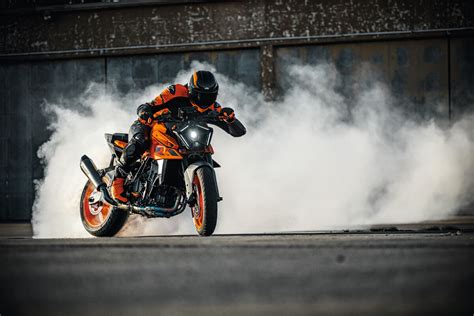 KTM ra mắt Duke chiếc naked tầm trung bén nhất mạnh nhất của hãng xe Áo
