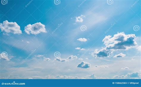 Las Nubes Se Mueven Suavemente En El Cielo Azul Escala De Tiempo