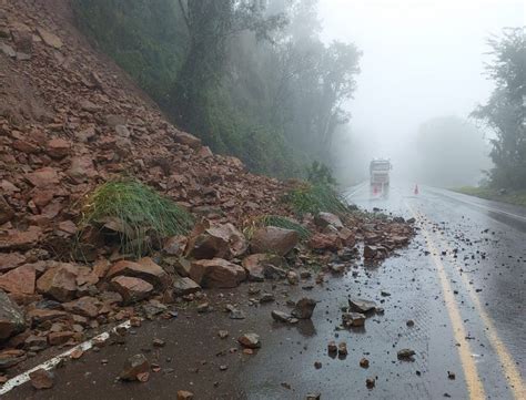 Deslizamento De Terra Na Br Deixou A Via Interditada Neste Domingo