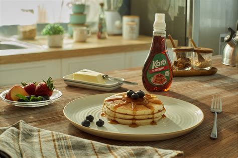 Hot cakes con moras azules y Karo Maple Jarabe de maíz Karo