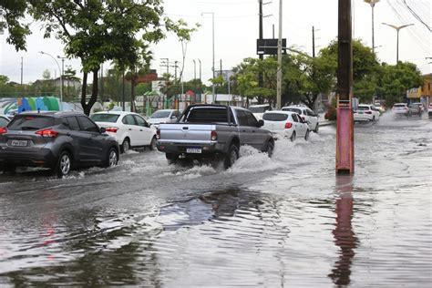 Fortaleza Tem Diversas Ruas Alagadas Em Dia De Chuva Forte Fotos