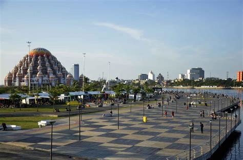 Foto Ngabuburit Warga Menikmati Sore Di Kawasan Masjid 99 Kubah Makassar