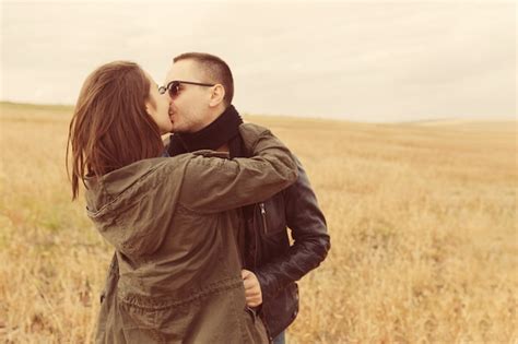 Joven Pareja Moderna Con Estilo Al Aire Libre Joven Pareja Rom Ntica