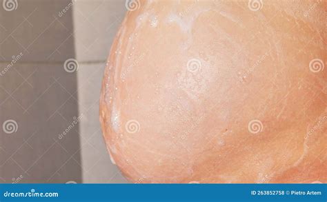 Mujer Embarazada Con Bikini Blanco Bajo Agua De Ducha Foto De Archivo Imagen De Salud