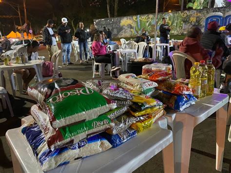 Feira Noturna Vira Ponto De Encontro Para Amantes Do Samba Cultura E