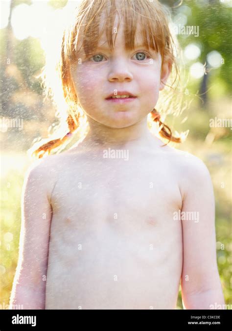 Portrait Of Shirtless Girl Arrosé Avec De Leau Photo Stock Alamy