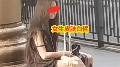 深圳一女生流浪街头，穿着时髦但牙齿全掉光，网友：她经历了什么女生牙齿时髦新浪新闻