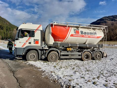 Lkw H Ngen Geblieben Feuerwehr Scheifling