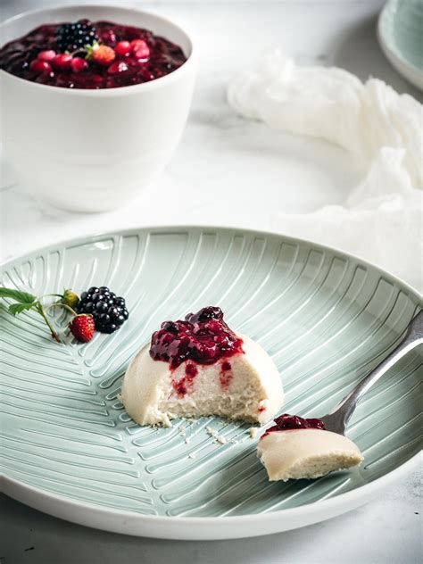 Vegane Panna Cotta mit Tonkabohne rote Grütze mit Zimt und Kardamom