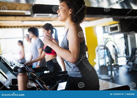 Povos Aptos Bonitos Que Exercitam Junto No Gym Imagem De Stock Imagem