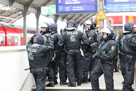 Wegen An und Abreise der Fans zum Fußballspiel HFC gegen Dynamo