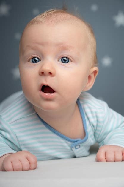 Lindo bebé recién nacido con ojos azules retrato de primer plano niño