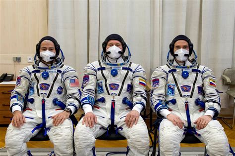 Astronauta de la NASA y cosmonautas rusos baten récord de permanencia