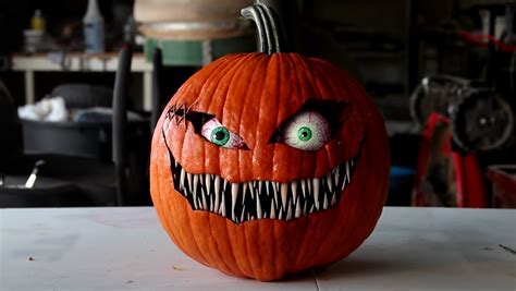 Here's an Easy Way to Carve a Cartoonishly Spooky Pumpkin - Nerdist