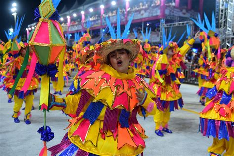 Confira o desfile da Novo Império no Carnaval de Vitória 2024 A Gazeta