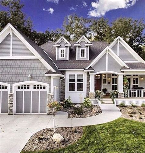 11+ classic farmhouse exterior design ideas | Farmhouse style exterior ...