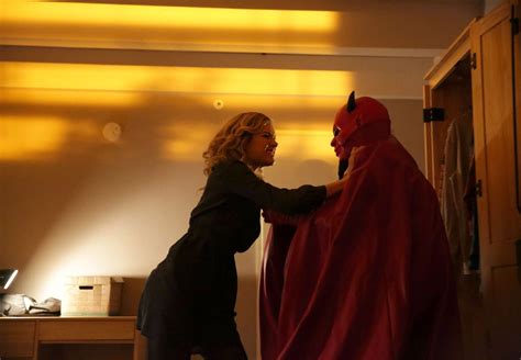 Scream Queens Finale Recap The Red Devil Killer Is Revealed Glamour