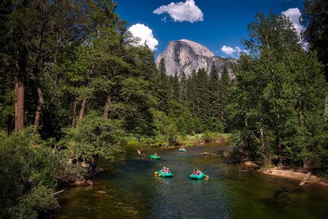 Pontony Na Rzece Merced W Parku Narodowym Yosemite