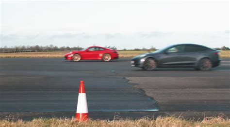 Tesla Model 3 Performance vs Porsche 911 Carrera S Drag Race