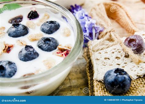 Gezond Ontbijt Met Verse Yoghurt Granola En Muesli Met Kers En Bessen