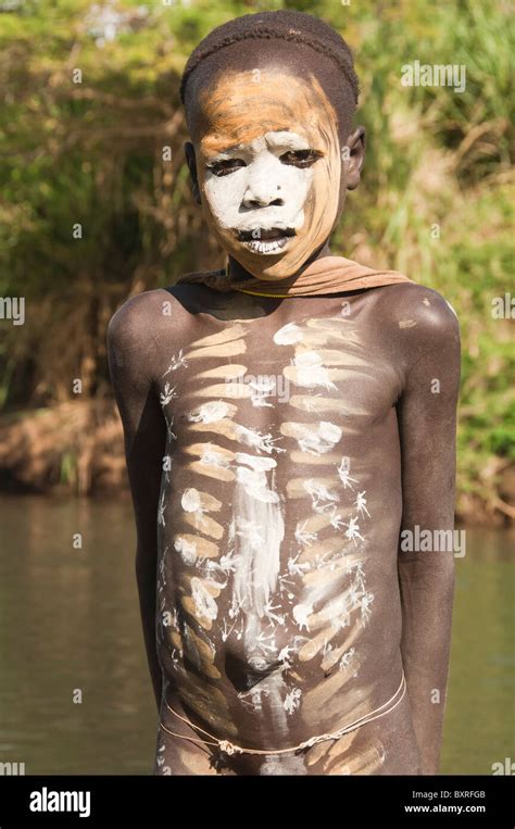 Surma Junge Mit K Rper Gem Lde Kibish Omo River Valley Thiopien