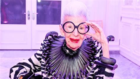 Iris Apfel l icône de la mode est décédée à l âge de 102 ans Grazia