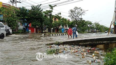 Banjir Melanda Kota Sorong Warga Keluhkan Sampah Berserakan Di Jalan