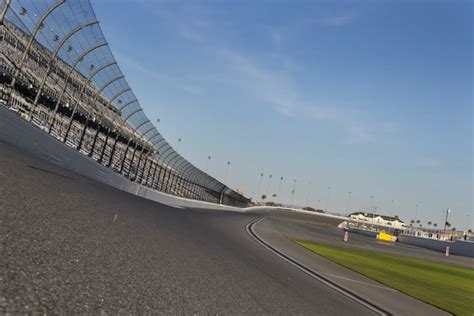 The 5 Fastest NASCAR Tracks (Top Speed Guide) - FLOW RACERS