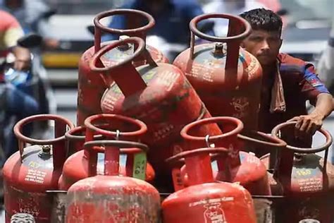 बढ़ती महंगाई में आम आदमी को राहत Lpg सिलेंडर के दाम घटे