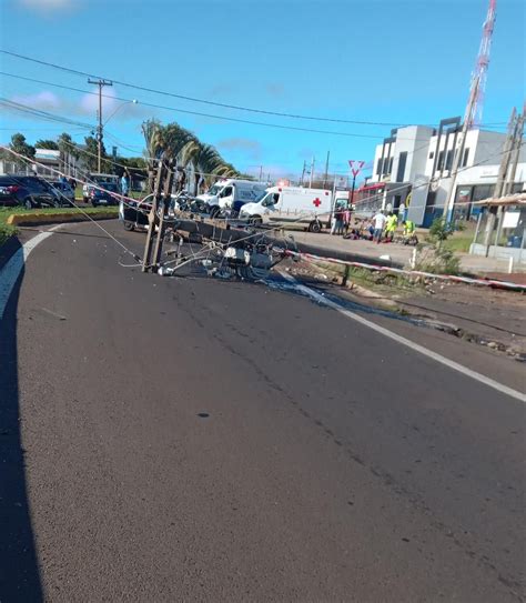 Duas pessoas ficam feridas após carro bater e derrubar poste