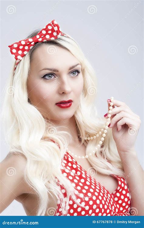 Style De Pin Up Et Concepts Femme Blonde Caucasienne Sensuelle Sexy