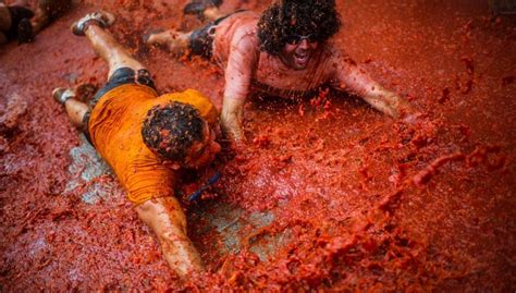 El respectivo baño en una calle convertida en piscina de tomate Foto