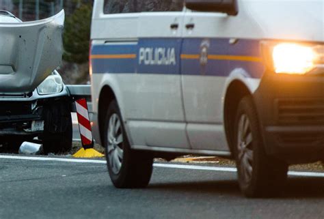 Slobodna Dalmacija Voza Ica Na A Izletjela S Kolnika Poku Avaju I