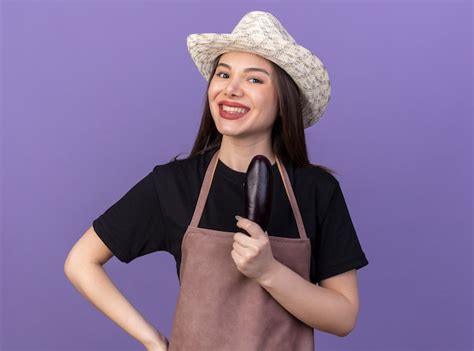 Souriante Jolie Jardinière Caucasienne Portant Chapeau De Jardinage