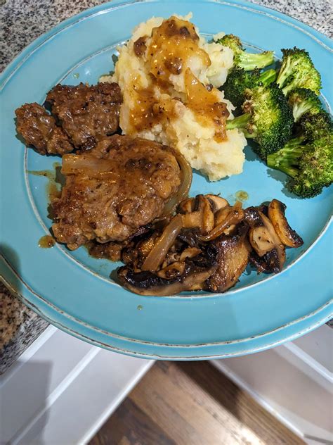 Salisbury Steak With Mashed Potatoes And Broccoli R Ca Kitchen