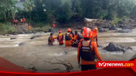 Foto Foto Dramatis Pencarian Korban Terseret Arus Banjir Tiga Pekerja