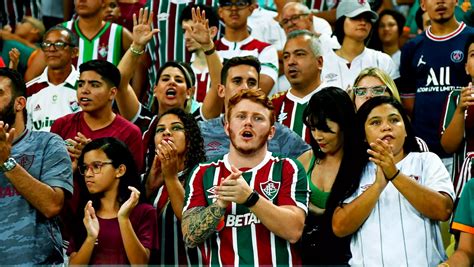 Torcedor Se Antecipa E Tatua T Tulo Da Libertadores De Do Fluminense