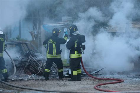 Incendio Nella Notte Nella Campagna Di Punta Marina Terme Distrutta