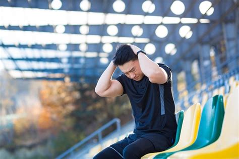 Atleta Masculino Cansado Descansando Asi Tico Segurando Sua Cabe A Tem