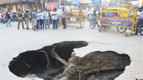 Varanasi Sigra Road Pothole 20 Feet Long Built Last Year Worth 2 Crore Amar Ujala Hindi News