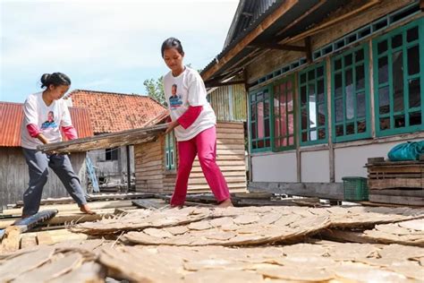 Nelayan Ganjar Gelar Pelatihan Membuat Kemplang Makanan Khas Palembang