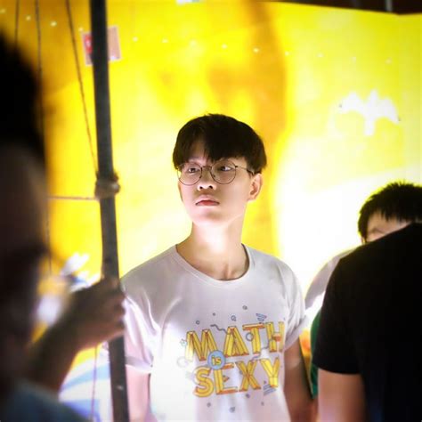 Hot boy cầm bảng trường Ams khiến dân tình ráo riết truy tìm info