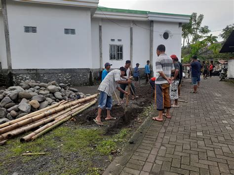 Warga Lolan 2 Gotong Royong Bangun Pagar Masjid Al Mulk Suarautara