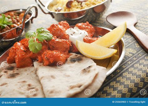 Huhn Tikka Masala Mit Chapati Und Reis Pilau Stockbild Bild Von Farbe