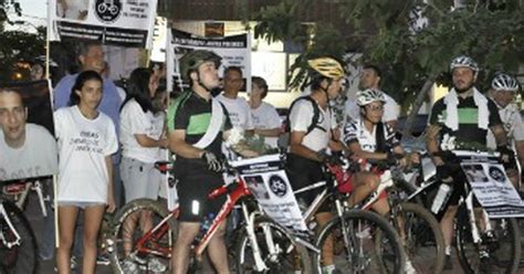 G1 Familiares e amigos protestam em Cuiabá contra a morte de servidor