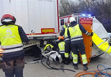 Fallece conductor en accidente de tráfico en la autopista Y mientras