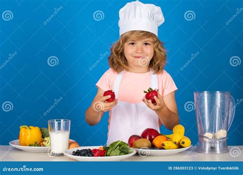 Portrait D Un Enfant De 7 8 Ans En Casquette De Cuisson Et Tablier